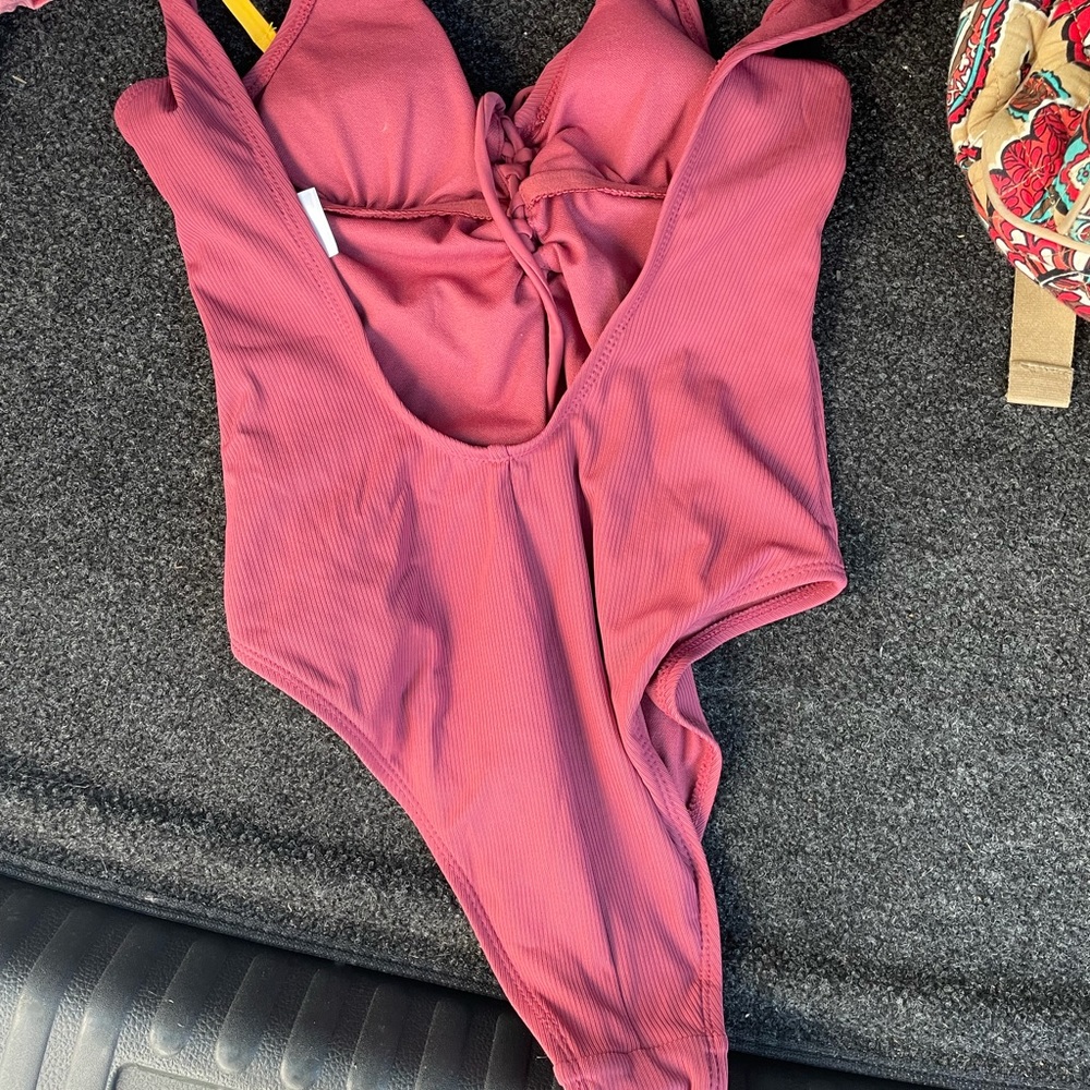 One piece swim suit - Picture 2 of 3